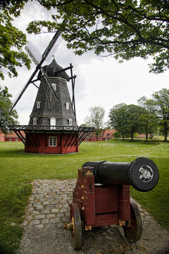 Malerische Windm&uuml;hle und Festungskanone auf einer der Bastionen des Kopenhagener Kastells, Kopenhagen, D&auml;nemark