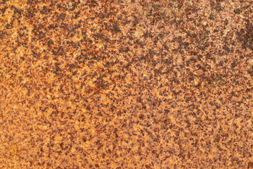 Parede de metal completamente enferrujado, fundo coberto de ferrugem velha alaranjada