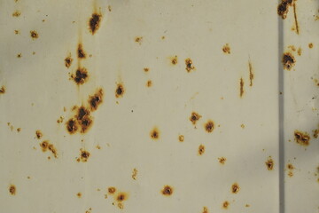 Parede de metal branca com pequenas manchas de ferrugem, textura de geladeira velha
