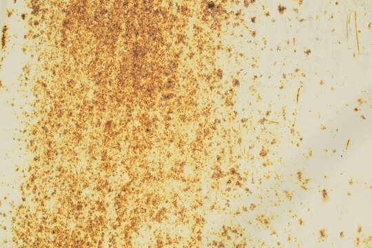 Fundo de metal velho branco com v&aacute;rias marcas de ferrugem, textura enferrujada