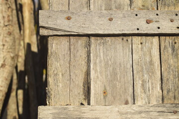 Antiga porta de madeira de casa de barro nordestina, portão antigo de moradia pobre e humilde