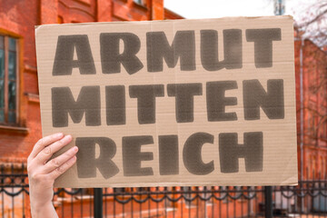 Obraz premium “Armut Mitten Reich”. POVERTY. WEALTH. CONTRAST. SOCIETY. CITY. INEQUALITY.
