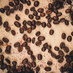 Kaffeebohnen auf einem Tisch