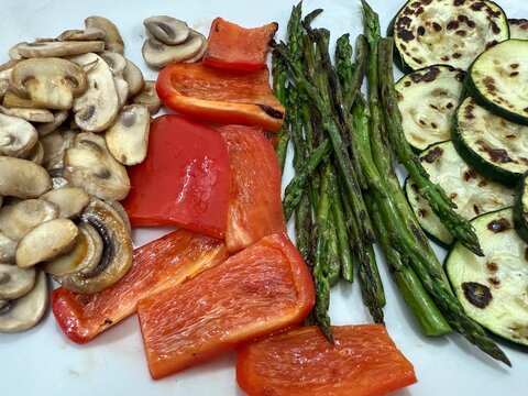 Parrillada saludable de verduras con champi&ntilde;ones,calabacines y pimientos 
