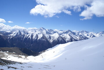 Obraz premium snow covered mountains in winter