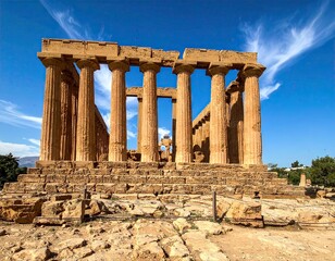 Obraz premium Ancient Greek Temple Ruins Under Bright Sunny Sky