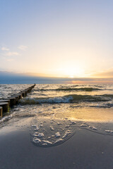 Wunderschöner Sonnenuntergang hinten Buhnen an der Ostsee