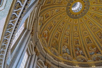 Magnificent architecture featuring an ornate dome with golden details, paintings, and an oculus, showcasing stunning artistic craftsmanship.