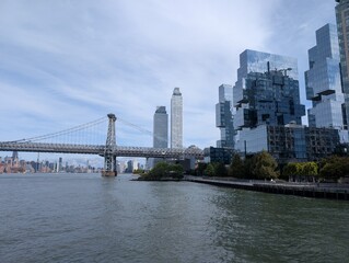 Obraz premium Overview of the East River in late summer, New York, NY - September 2025