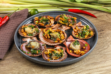 Baked scallops with scalion oil