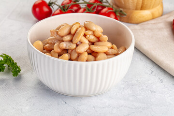 Canned white beans in the bowl