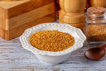 Raw dry aroma flavour mustard seeds
