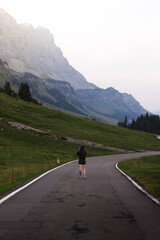 Woman walking along a mountain path in the Swiss Alps / Mujer caminando por un sendero de monta&ntilde;a en los Alpes suizos / Frau auf einem Bergpfad in den Schweizer Alpen