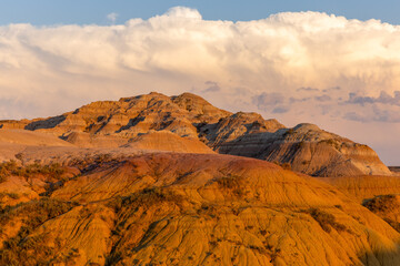 Naklejka premium Yellow Mounds Golden Hour Badlands National Park South Dakota
