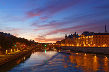 Fototapeta premium Conciergerie building located along of the Seine river and the center of Paris under a early sunrise lights. It was successively King's palace the prison and justice hall in French history.
