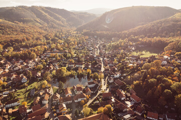 Herbstfarben über Ilsenburg mit Blick zum Brocken