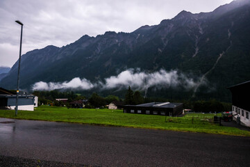 Foggy Swiss Alps with lush green peaks / Alpes suizos brumosos con picos verdes / Neblige Schweizer...