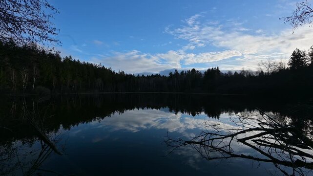 Spiegelung, See, Wald, Himmel, Wolken, M&uuml;lbener See, Waldbrunn, Odenwald, Baden-W&uuml;rttemberg, Deutschland