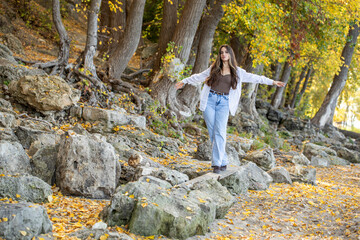 Full body portrait of a young beautiful woman in blue jeans