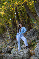 Naklejka premium Full body portrait of a young beautiful woman in blue jeans
