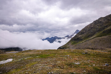 Austrian Alps mountain with lake, clouds, and grazing cows / Montaña de los Alpes austriacos con lago, nubes y vacas pastando / Österreichischer Alpenberg mit See