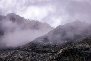 Austrian Alps mountain with lake, clouds, and grazing cows / Montaña de los Alpes austriacos con lago, nubes y vacas pastando / Österreichischer Alpenberg mit See