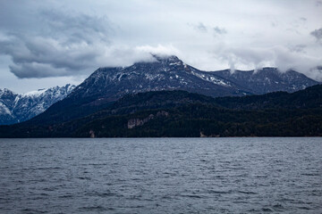montanhas com neve e o lago de Bariloche Argentina Patagônia