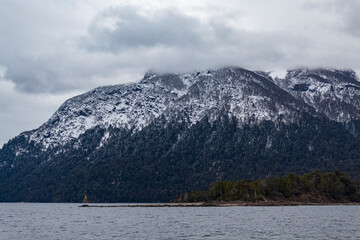 Obraz premium montanhas com neve e o lago de Bariloche Argentina Patagônia