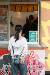 店先で注文の品を待つ女の子