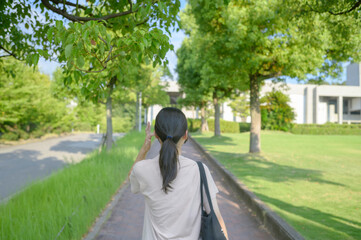 並木道を歩く女子