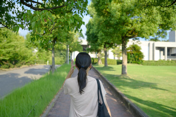 並木道を歩く女子