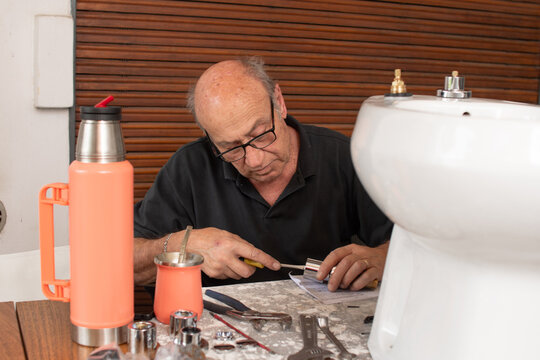 Seniors arreglando sanitario