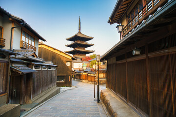 Obraz premium Hōkan-ji Temple (Yasaka Pagoda) at at Gion street in Kyoto. Japan