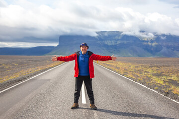 Obraz premium Exploring the vast landscapes of Iceland on an open road