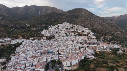 Vista aérea con dron de Ojén, Málaga – pintoresco pueblo blanco de Andalucía, España