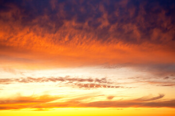 Naklejka premium Breathtaking sunset with vibrant colors over a calm horizon near the ocean