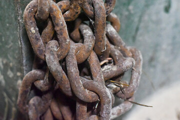 Close-up of rusty metal chain links	
