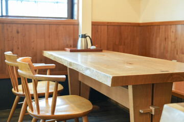 木製テーブルと椅子が並ぶ温かみあるカフェの一角