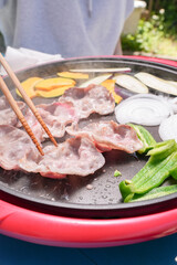 ホットプレートで焼く新鮮な肉と野菜の夕食準備