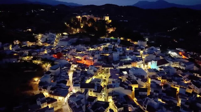Vista a&eacute;rea nocturna con dron de Monda y su castillo, Andaluc&iacute;a, Espa&ntilde;a
