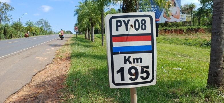 Straßenschild Paraguay PY08 Kilometer 195 – Fernstraße Markierung