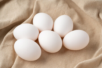 布の上に置かれた鶏の卵