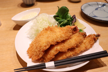 レストランの大きなエビフライのランチ定食