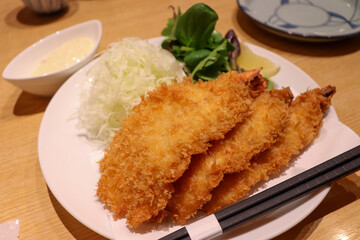 レストランの大きなエビフライのランチ定食