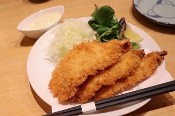 レストランの大きなエビフライのランチ定食