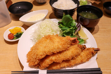 大きなエビフライのランチ定食