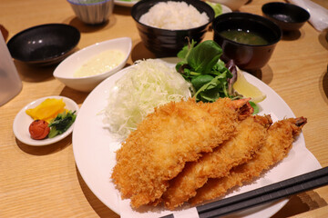 大きなエビフライのランチ定食