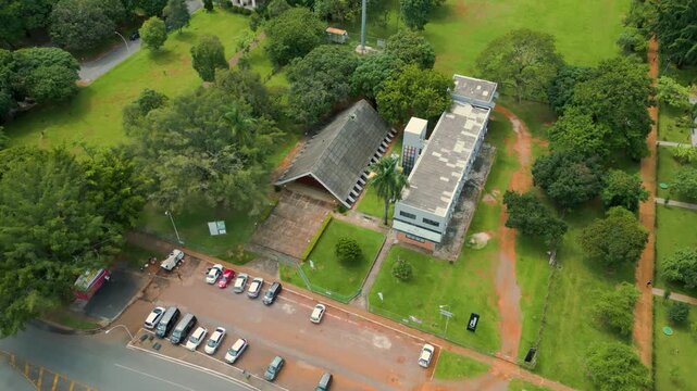 Aerial drone shot rising from the 308 South return in Bras&iacute;lia, revealing the city horizon with W3 Sul and nearby blocks like 508, urban landscape and green areas.