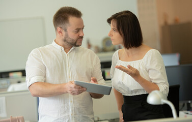 Obraz premium Colleagues consult, plan, discuss, argue, and calculate in the office