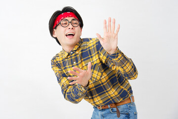 アキバ系の男性　怯える　白背景